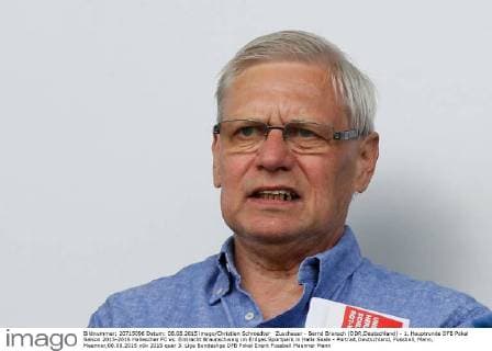 Zuschauer - Bernd Bransch (DDR,Deutschland) - 1. Hauptrunde DFB Pokal Saison 2015-2016 Hallescher FC vs. Eintracht Braunschweig im Erdgas Sportpark in Halle Saale - Portrait,Deutschland, Fussball, Mann, Maenner,08.08.2015
