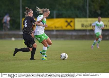 Koessen, Oesterreich, 11.08.2015 - Fussball, Frauenfussball, VfL Wolfsburg - FC Wacker Innsbruck Bild zeigt: Juna Fee Suppau (FC Wacker Innsbruck) gegen Lara Dickenmann (VfL Wolfsburg), Fussball, Frauenfussball, VfL Wolfsburg - FC Wacker Innsbruck, xklx