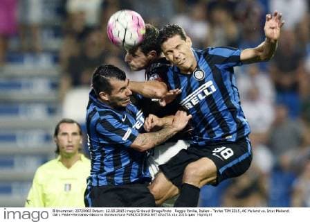 Reggio Emilia, Italien - Trofeo TIM 2015, AC Mailand vs. Inter Mailand: Gary Medel-Hernanes-Giacomo Bonaventura 