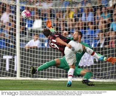 REGGIO EMILIA, Aug. 12, 2015 -- Bertolacci (front) of AC Milan shoots and scores during the TIM Trophy football match between AC Milan and Inter Milan in Reggio Emilia, Italy, on Aug. 12, 2015. ) (SP)ITALY-REGGIO EMILIA-FOOTBALL-TIM CUP AlbertoxLingria 