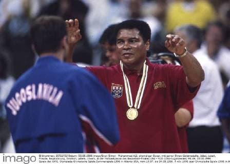 Muhammad ALI, ehemaliger Boxer, mit seiner Ehren-Goldmedaille, Jubel, jubelt, Freude, Begeisterung, Emotion, jubeln, cheers, in der Halbzeitpause des Basketball-Finales USA - YUG (USA-Jugolslawien) 95:69, 03.08.1996 Spiele der XXVI. Olympiade Olympische Spiele Sommerspiele 1996 in Atlanta USA, vom 19.07. bis 04.08.1996. Â