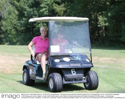 Reutlingen-Sonnenbuehl Sabine Stockhorst (TUS Metzingen) links und Katharina Beddies (TUS Metzingen) rechts heizen mit dem Golf Caddy ueber denn Platz in Richtung Abschlag Golf Meets Handball TUS Metzingen, 1 Bundesliga, Vorbereitung, Event, Handball, 13.08.2015 Copyright: Eibner-Pressefotox xWeiss-Fudisc