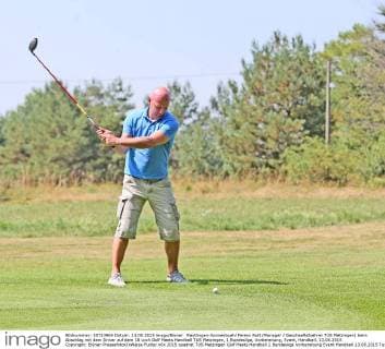 Reutlingen-Sonnenbuehl Ferenc Rott (Manager Geschaeftsfuehrer TUS Metzingen) beim Abschlag mit dem Driver auf dem 18 Loch Golf Meets Handball TUS Metzingen, 1 Bundesliga, Vorbereitung, Event, Handball, 13.08.2015 Copyright: Eibner-Pressefotox xWeiss-Fudisc