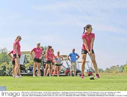 Reutlingen-Sonnenbuehl Patricia Stefani (TUS Metzingen) vorne am Abschlag vom 18ten Loch. im Hintergrund ein Teil der Mannschaft Golf Meets Handball TUS Metzingen, 1 Bundesliga, Vorbereitung, Event, Handball, 13.08.2015 Copyright: Eibner-Pressefotox xWeiss-Fudisc