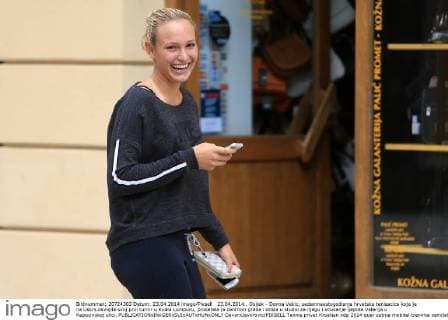 23.04.2014., Osijek - Donna Vekic, sedamnaestogodisnja hrvatska tenisacica koja je na Uskrs osvojila svoj prvi turnir u Kuala Lumpuru, prosetala je centrom grada i otisla u studio za njegu i ocuvanje ljepote Valerija u Kapucinskoj ulici.  DavorxJavorovic PIXSELL
