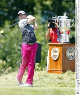 With the Wannamaker trophy in the background, Rory McIlroy watches his tee shot on the first hole during the first round of the 97th PGA Golf Herren Championship at Whistling Straits on August 13, 2015 in Kohler, Wisconsin. The drive was the first competitive shot he made since injuring his ankle over one month ago.  FPX2015081306 FRANKxPOLICH