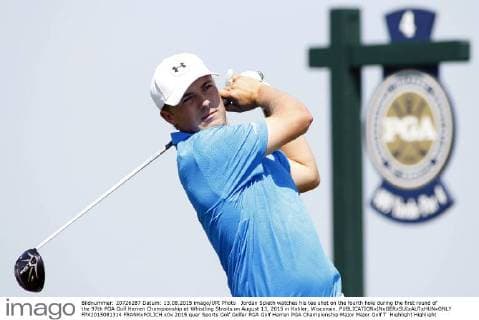 Jordan Spieth watches his tee shot on the fourth hole during the first round of the 97th PGA Golf Herren Championship at Whistling Straits on August 13, 2015 in Kohler, Wisconsin.  FPX2015081314 FRANKxPOLICH