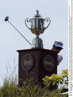 With the Wannamaker trophy in the foreground, a golfer warms up on the first tee during the first round of the 97th PGA Golf Herren Championship at Whistling Straits on August 13, 2015 in Kohler, Wisconsin.  FPX2015081316 FRANKxPOLICH