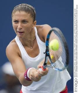 TORONTO, Aug. 13, 2015 -- Sara Errani of Italy returns the ball against Victoria Azarenka of Belarus during their third round women s singles match at the 2015 Rogers Cup in Toronto, Canada, Aug. 13, 2015. Sara Errani won 2-0. ) (SP)CANADA-TORONTO-TENNIS-ROGERS CUP-WOMEN S SINGLES ZouxZheng 