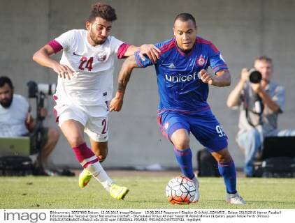 13.08.2015 Rapperswil Stadion Grünfeld ,SCHWEIZ , Saison 2015 2016 Herren Fussball Internationales Testspiel Qatar Nationalmannschaft - Olympiakos Piräus Ahmed Yasser M Abdelrahman (li,Qatar) gegen Felipe Pardo (Piräus) 