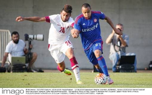 13.08.2015 Rapperswil Stadion Grünfeld ,SCHWEIZ , Saison 2015 2016 Herren Fussball Internationales Testspiel Qatar Nationalmannschaft - Olympiakos Piräus Ahmed Yasser M Abdelrahman (li,Qatar) gegen Felipe Pardo (Piräus) 