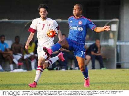 13.08.2015 Rapperswil Stadion Grünfeld ,SCHWEIZ , Saison 2015 2016 Herren Fussball Internationales Testspiel Qatar Nationalmannschaft - Olympiakos Piräus Khaled Muftah E Muftah (li,Qatar) gegen Mathieu Dossevi (Piräus) 