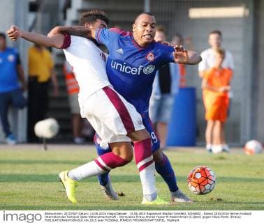 13.08.2015 Rapperswil Stadion Grünfeld ,SCHWEIZ , Saison 2015 2016 Herren Fussball Internationales Testspiel Qatar Nationalmannschaft - Olympiakos Piräus Ahmed Yasser M Abdelrahman (li,Qatar) gegen Felipe Pardo (Piräus) 