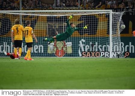 Tor zum 1:1, rot: Carsten Kammlott (Erfurt) trifft gegen Torwart Janis Blaswich (Dresden) zum 1:1, SG Dynamo Dresden gegen Rot-Weiß Erfurt, Fußball, Fussball, 3. Liga, Saison 2015 2016, Stadion Dresden, 13.08.2015,