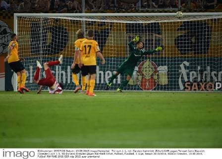Tor zum 1:1, rot: Carsten Kammlott (Erfurt) trifft gegen Torwart Janis Blaswich (Dresden) zum 1:1, SG Dynamo Dresden gegen Rot-Weiß Erfurt, Fußball, Fussball, 3. Liga, Saison 2015 2016, Stadion Dresden, 13.08.2015,