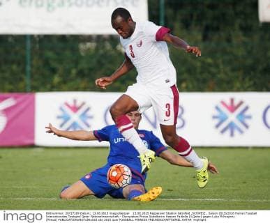 13.08.2015 Rapperswil Stadion Grünfeld ,SCHWEIZ , Saison 2015 2016 Herren Fussball Internationales Testspiel Qatar Nationalmannschaft - Olympiakos Piräus Abdelkarim Hassan Fadlalla (li,Qatar) gegen Luka Milivojevic (Piräus) 