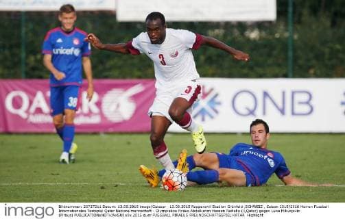 13.08.2015 Rapperswil Stadion Grünfeld ,SCHWEIZ , Saison 2015 2016 Herren Fussball Internationales Testspiel Qatar Nationalmannschaft - Olympiakos Piräus Abdelkarim Hassan Fadlalla (li,Qatar) gegen Luka Milivojevic (Piräus) 