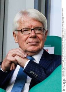Reinhard Rauball (Deutschland) auf der Tribuene - Supercup Saison 2015-2016 VfL Wolfsburg vs. FC Bayern Muenchen in der Volkswagen Arena in Wolfsburg - Portrait,Deutschland, Fußball, Mann, Maenner,01.08.2015