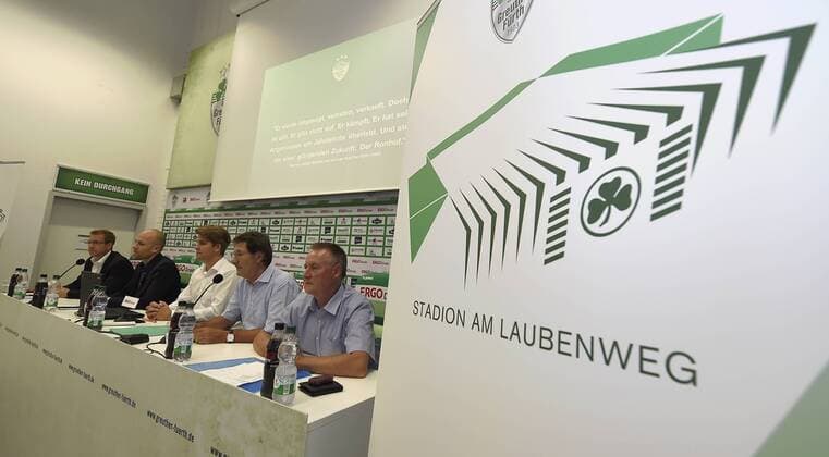 14.08.2015 - SpVgg Greuther Fürth Fuerth - 2. Fußball Bundesliga - Saison 2015 2016 - Pressekonferenz Pressegespräch Vorstellung Präsentation Umbau Umbaupläne Stadion Tribüne - - Podium von links : Marcus Steurer (Geschäftsführer Sportstätten Ronhof Fürth GmbH ) Holger Schwiewagner (Geschäftsführer SpVgg Greuther Fürth ) Immanuel Kästlen Kaestlen (Pressesprecher SpVgg Greuther Fürth ) Helmut Hack (Präsident SpVgg Greuther Fürth ) Dr. Thomas Jung (Oberbürgermeister Stadt Fürth )