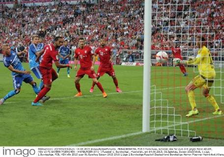 Mehdi BENATIA, FCB 5 Torschuss, schiesst das Tor zum 1-0 gegen Rene ADLER, HSV 15 FC BAYERN MUENCHEN - HAMBURGER SV (- ) Fussball 1. Bundesliga , Muenchen, am 14.08.2015, 01.Spieltag, Saison 2015 2016, 1.Liga, 1.Bundesliga, FCB, HSV