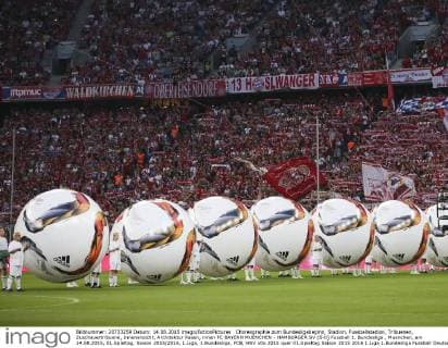 Choreographie zum Bundesligabeginn, Stadion, Fussballstadion, Tribuenen, Zuschauertribuene, Innenansicht, Architektur Rasen, innen FC BAYERN MUENCHEN - HAMBURGER SV (5-0) Fussball 1. Bundesliga , Muenchen, am 14.08.2015, 01.Spieltag, Saison 2015 2016, 1.Liga, 1.Bundesliga, FCB, HSV