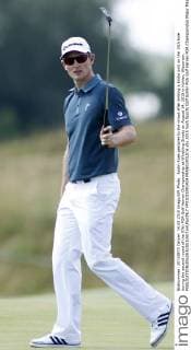 Justin Rose gestures to the crowd after sinking a birdie putt on the 10th hole during the second round of the 97th PGA Golf Herren Championship at Whistling Straits on August 14, 2015 in Kohler, Wisconsin.  FPX2015081414 FRANKxPOLICH