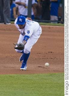 Aktuell Baseball, MLB, Kansas City Royals - Los Angeles Angels August 14, 2015: Alcides Escobar 2 of the Kansas City Royals lets an infield hit slip by in the second inning during the MLB Baseball Herren USA game between the Los Angeles Angels and the Kansas City Royals at Kauffman Stadium in Kansas City MO MLB 2015: Los Angeles Angelss vs Royals AUG 14 - ZUMAc04_