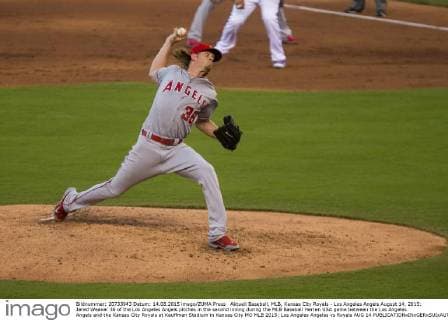 Aktuell Baseball, MLB, Kansas City Royals - Los Angeles Angels August 14, 2015: Jered Weaver 36 of the Los Angeles Angels pitches in the second inning during the MLB Baseball Herren USA game between the Los Angeles Angels and the Kansas City Royals at Kauffman Stadium in Kansas City MO MLB 2015: Los Angeles Angelss vs Royals AUG 14 - ZUMAc04_
