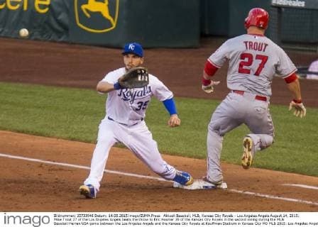 Aktuell Baseball, MLB, Kansas City Royals - Los Angeles Angels August 14, 2015: Mike Trout 27 of the Los Angeles Angels beats the throw to Eric Hosmer 35 of the Kansas City Royals in the second inning during the MLB Baseball Herren USA game between the Los Angeles Angels and the Kansas City Royals at Kauffman Stadium in Kansas City MO MLB 2015: Los Angeles Angelss vs Royals AUG 14 - ZUMAc04_