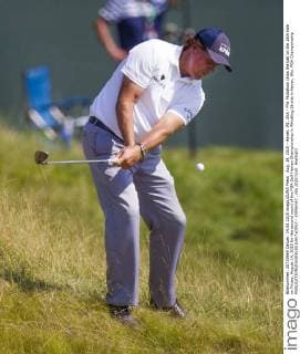 Aug. 14, 2015 - Haven, WI, USA - Phil Mickelson chips the ball on the 18th hole on Friday, August 14, 2015 for the second round of the PGA Golf Herren Championship in Whistling Straits in Haven, Wis. PGA Championship - ZUMAm67_