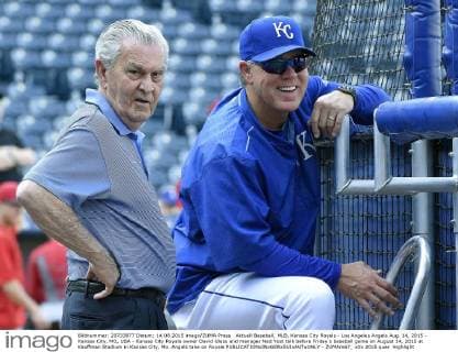 Aktuell Baseball, MLB, Kansas City Royals - Los Angeles Angels Aug. 14, 2015 - Kansas City, MO, USA - Kansas City Royals owner David Glass and manager Ned Yost talk before Friday s baseball game on August 14, 2015 at Kauffman Stadium in Kansas City, Mo. Angels take on Royals - ZUMAm67_