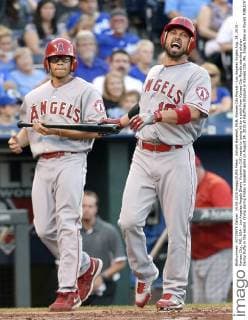 Aktuell Baseball, MLB, Kansas City Royals - Los Angeles Angels Aug. 14, 2015 - Kansas City, MO, USA - Los Angeles Angels Shane Victorino (18) reacts to being hit by a pitch from Kansas City Royals starting pitcher Danny Duffy in the second inning during Friday s baseball game on August 14, 2015 at Kauffman Stadium in Kansas City, Mo. Angels take on Royals - ZUMAm67_