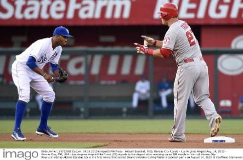 Aktuell Baseball, MLB, Kansas City Royals - Los Angeles Angels Aug. 14, 2015 - Kansas City, MO, USA - Los Angeles Angels Mike Trout (27) signals to the dugout after reaching on an RBI double in front of Kansas City Royals shortstop Alcides Escobar (2) in the first inning that scored Shane Victorino during Friday s baseball game on August 14, 2015 at Kauffman Stadium in Kansas City, Mo. Angels take on Royals - ZUMAm67_