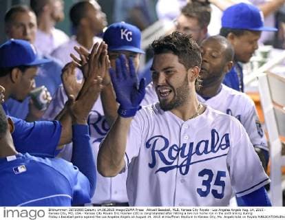 Aktuell Baseball, MLB, Kansas City Royals - Los Angeles Angels Aug. 14, 2015 - Kansas City, MO, USA - Kansas City Royals Eric Hosmer (35) is congratulated after hitting a two run home run in the sixth inning during Friday s baseball game against the Los Angeles Angels on August 14, 2015 at Kauffman Stadium in Kansas City, Mo. Angels take on Royals - ZUMAm67_