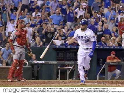 Aktuell Baseball, MLB, Kansas City Royals - Los Angeles Angels Aug. 14, 2015 - Kansas City, MO, USA - Kansas City Royals Eric Hosmer (35) flips his bat in front of Los Angeles Angels catcher Carlos Perez (58) after hitting a two run home run in the sixth inning during Friday s baseball game on August 14, 2015 at Kauffman Stadium in Kansas City, Mo. Angels take on Royals - ZUMAm67_