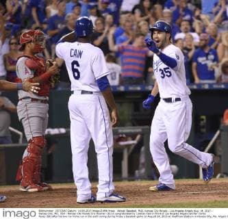 Aktuell Baseball, MLB, Kansas City Royals - Los Angeles Angels Aug. 14, 2015 - Kansas City, MO, USA - Kansas City Royals Eric Hosmer (35) is congratulated by Lorenzo Cain in front of Los Angeles Angels catcher Carlos Perez (58) after his two run home run in the sixth inning during Friday s baseball game on August 14, 2015 at Kauffman Stadium in Kansas City, Mo. Angels take on Royals - ZUMAm67_