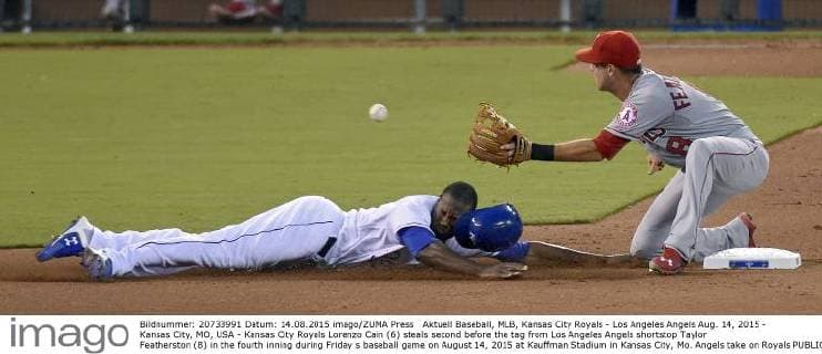 Aktuell Baseball, MLB, Kansas City Royals - Los Angeles Angels Aug. 14, 2015 - Kansas City, MO, USA - Kansas City Royals Lorenzo Cain (6) steals second before the tag from Los Angeles Angels shortstop Taylor Featherston (8) in the fourth inning during Friday s baseball game on August 14, 2015 at Kauffman Stadium in Kansas City, Mo. Angels take on Royals - ZUMAm67_
