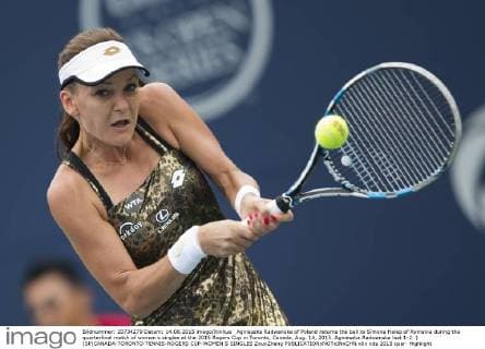 Agnieszka Radwanska of Poland returns the ball to Simona Halep of Romania during the quarterfinal match of women s singles at the 2015 Rogers Cup in Toronto, Canada, Aug. 14, 2015. Agnieszka Radwanska lost 1-2. ) (SP)CANADA-TORONTO-TENNIS-ROGERS CUP-WOMEN S SINGLES ZouxZheng 