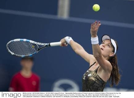 Agnieszka Radwanska of Poland serves to Simona Halep of Romania during the quarterfinal match of women s singles at the 2015 Rogers Cup in Toronto, Canada, Aug. 14, 2015. Agnieszka Radwanska lost 1-2. ) (SP)CANADA-TORONTO-TENNIS-ROGERS CUP-WOMEN S SINGLES ZouxZheng 
