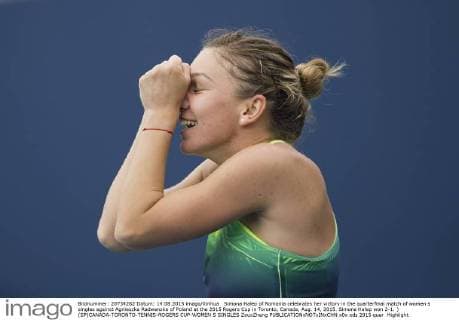 Simona Halep of Romania celebrates her victory in the quarterfinal match of women s singles against Agnieszka Radwanska of Poland at the 2015 Rogers Cup in Toronto, Canada, Aug. 14, 2015. Simona Halep won 2-1. ) (SP)CANADA-TORONTO-TENNIS-ROGERS CUP-WOMEN S SINGLES ZouxZheng 