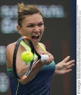 Simona Halep of Romania returns the ball to Agnieszka Radwanska of Poland during the quarterfinal match of women s singles at the 2015 Rogers Cup in Toronto, Canada, Aug. 14, 2015. Simona Halep won 2-1. ) (SP)CANADA-TORONTO-TENNIS-ROGERS CUP-WOMEN S SINGLES ZouxZheng 