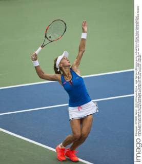 Lesia Tsurenko of Ukraine serves to Sara Errani of Italy during the quarterfinal match of women s singles at the 2015 Rogers Cup in Toronto, Canada, Aug. 14, 2015. Sara Errani won 2-0. ) (SP)CANADA-TORONTO-TENNIS-ROGERS CUP-WOMEN S SINGLES ZouxZheng 