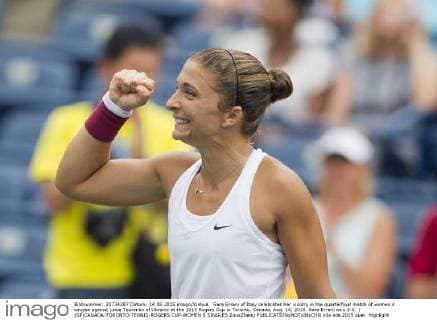 Sara Errani of Italy celebrates her vicotry in the quarterfinal match of women s singles against Lesia Tsurenko of Ukraine at the 2015 Rogers Cup in Toronto, Canada, Aug. 14, 2015. Sara Errani won 2-0. ) (SP)CANADA-TORONTO-TENNIS-ROGERS CUP-WOMEN S SINGLES ZouxZheng 