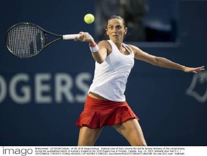 Roberta Vinci of Italy returns the ball to Serena Williams of the United States during the quarterfinal match of women s singles at the 2015 Rogers Cup in Toronto, Canada, Aug. 14, 2015. Roberta Vinci lost 0-2. ) (SP)CANADA-TORONTO-TENNIS-ROGERS CUP-WOMEN S SINGLES ZouxZheng 