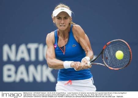 Lesia Tsurenko of Ukraine returns the ball against Sara Errani of Italy during their quarterfinal match of women s singles at the 2015 Rogers Cup in Toronto, Canada, Aug. 14, 2015. Sara Errani won 2-0. ) (SP)CANADA-TORONTO-TENNIS-ROGERS CUP-WOMEN S SINGLES ZouxZheng 