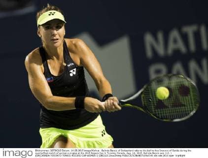 Belinda Bencic of Switzerland returns the ball to Ana Ivanovic of Serbia during the quarterfinal match of women s singles at the 2015 Rogers Cup in Toronto, Canada, Aug. 14, 2015. Belinda Bencic won 2-0. ) (SP)CANADA-TORONTO-TENNIS-ROGERS CUP-WOMEN S SINGLES ZouxZheng 
