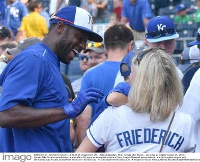 Aktuell Baseball, MLB, Kansas City Royals - Los Angeles Angels August 14, 2015: Kansas City Royals centerfielder Lorenzo Cain (6) signs an autograph before a Major League Baseball game between the Los Angeles Angels and the Kansas City Royals at Kauffman Stadium in Kansas City. MLB Baseball Herren USA AUG 14 Angels at Royals Icon150814003 EDITORIAL USE ONLY