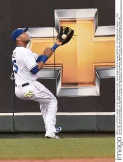Aktuell Baseball, MLB, Kansas City Royals - Los Angeles Angels August 14, 2015: Kansas City Royals rightfielder Alex Rios (15) catches a fly ball during a Major League Baseball game between the Los Angeles Angels and the Kansas City Royals at Kauffman Stadium in Kansas City. MLB Baseball Herren USA AUG 14 Angels at Royals Icon150814015 EDITORIAL USE ONLY