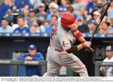 Aktuell Baseball, MLB, Kansas City Royals - Los Angeles Angels August 14, 2015: Los Angeles Angels leftfielder Shane Victorino (18) is hit by a pitch during a Major League Baseball game between the Los Angeles Angels and the Kansas City Royals at Kauffman Stadium in Kansas City. MLB Baseball Herren USA AUG 14 Angels at Royals Icon150814018 EDITORIAL USE ONLY