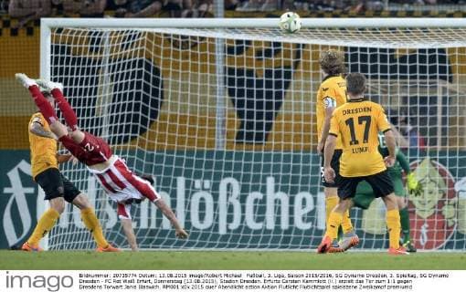 Fußball, 3. Liga, Saison 2015 2016, SG Dynamo Dresden, 3. Spieltag, SG Dynamo Dresden - FC Rot Weiß Erfurt, Donnerstag (13.08.2015), Stadion Dresden. Erfurts Carsten Kammlott (li.) erzielt das Tor zum 1:1 gegen Dresdens Torwart Janis Blaswich. RM001